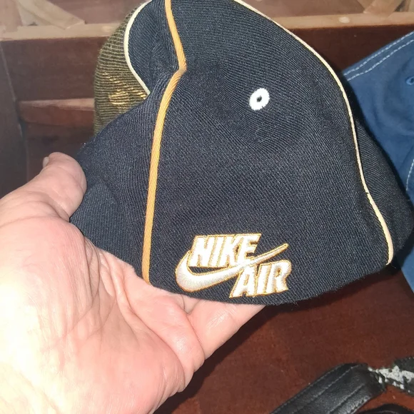 3 NIKE HATS - Picture 4 of 5